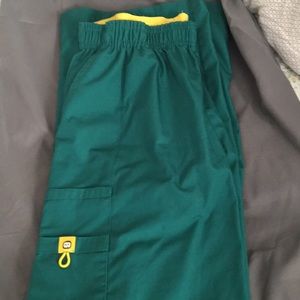 Wonder wink hunter green cargo scrub pants MP